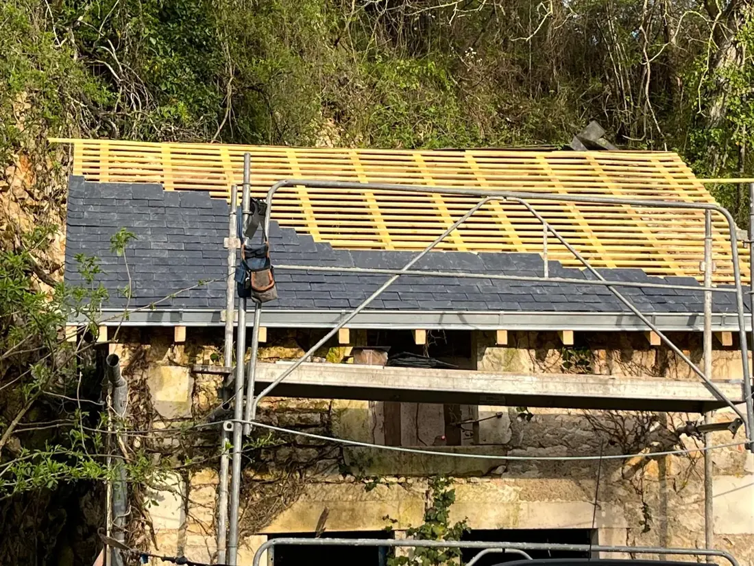 Charpente neuve en cours de couverture sur un chantier de l'Indre