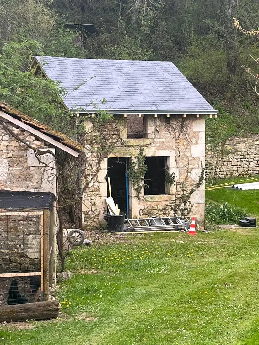 Toiture en ardoise posée sur un bâtiment en pierre à Argenton-sur-Creuse