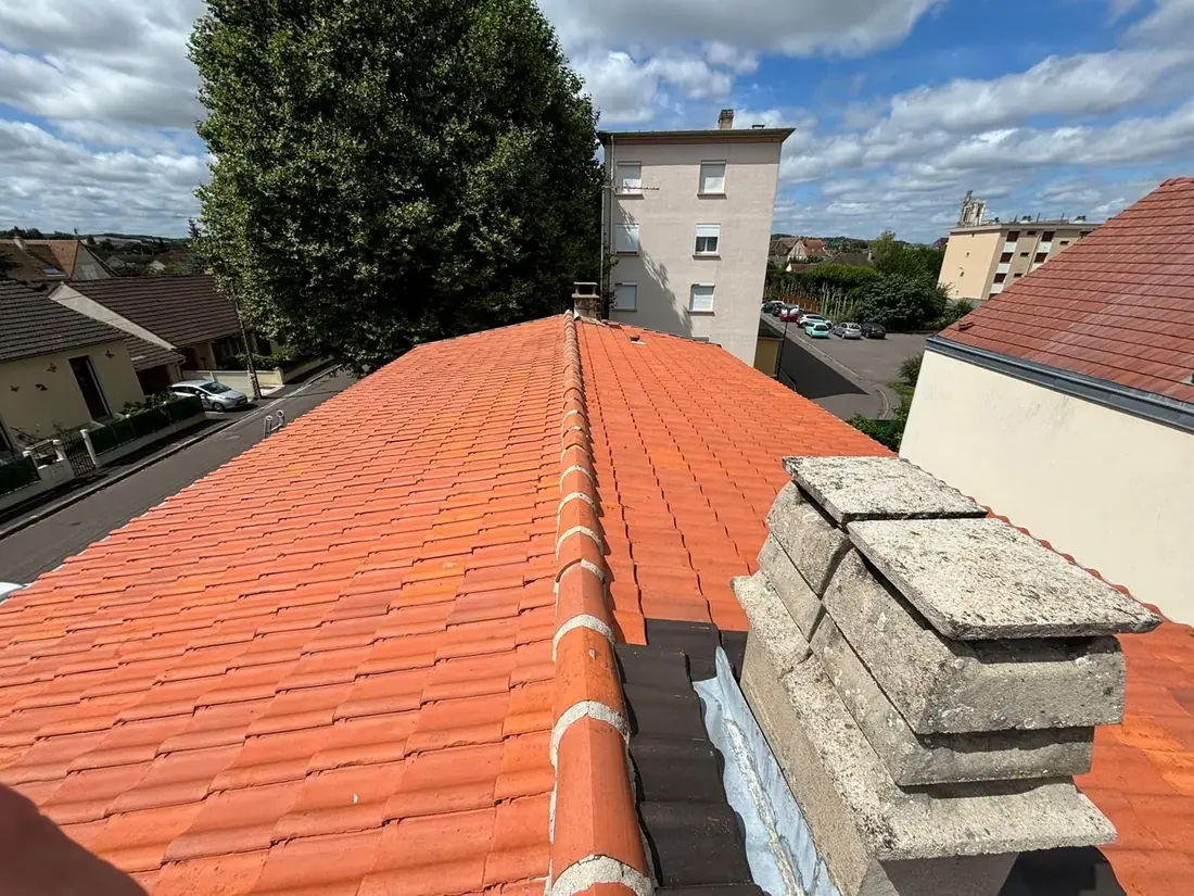 Toiture en tuiles après démoussage et traitement hydrofuge